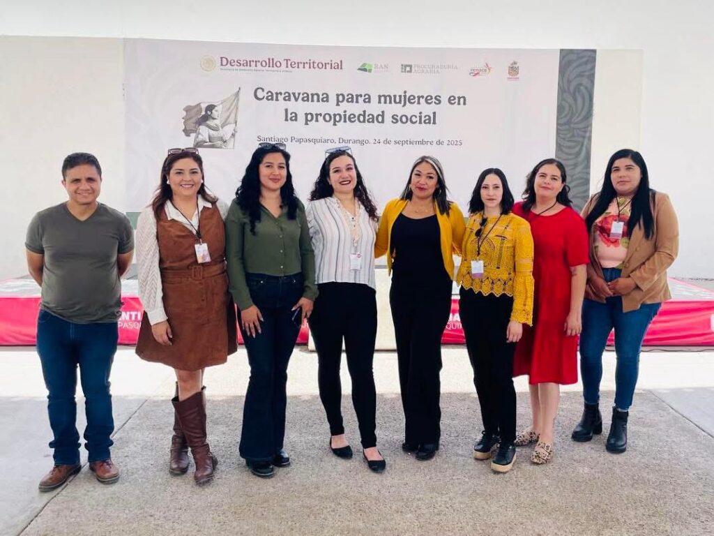 Mujeres del campo de Nuevo Ideal reciben títulos agrarios y asesorías en Santiago