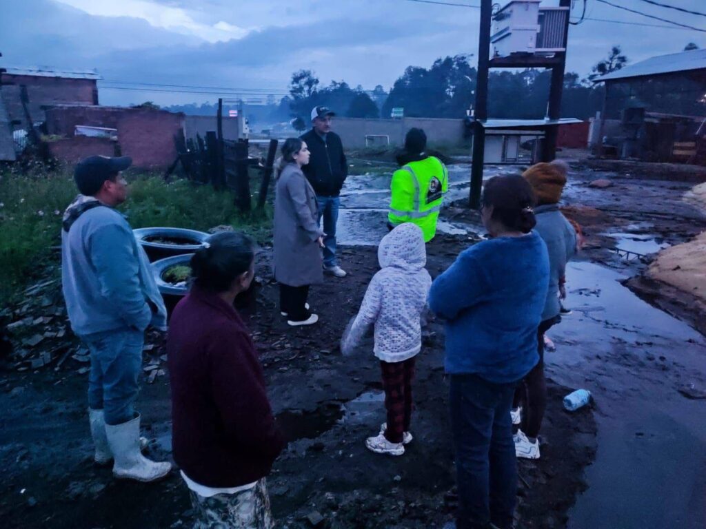 Atienden a familia afectada por inundación en colonia “Los Negros”