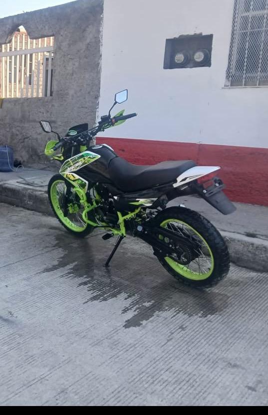 Mientras estaba con su hija enferma le robaron su moto