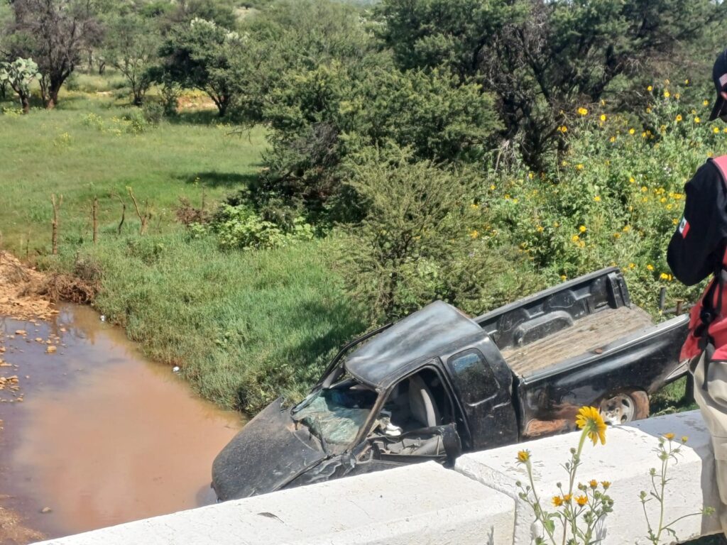 Persona sin vida y otra grave arroja volcadura