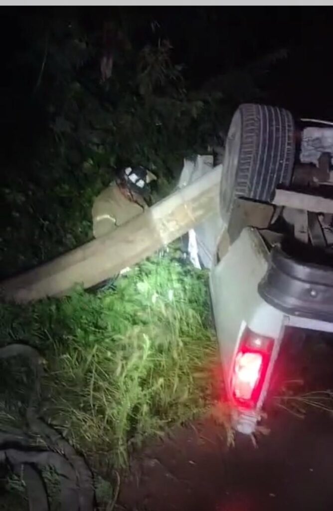 Jóvenes chocan contra poste y vuelcan en la madrugada (videos)