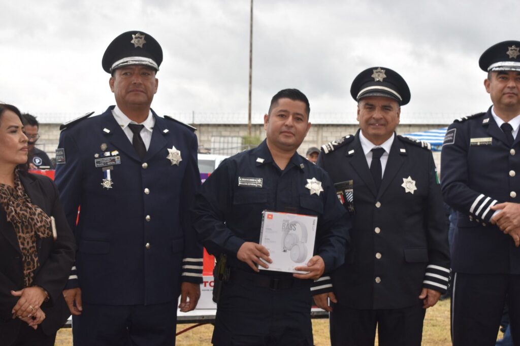Reconocen a policías estatales y penitenciarios por años de servicio
