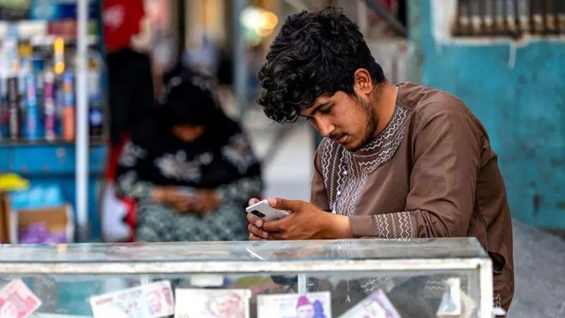 Talibanes cortan internet y dejan Afganistán totalmente incomunicado