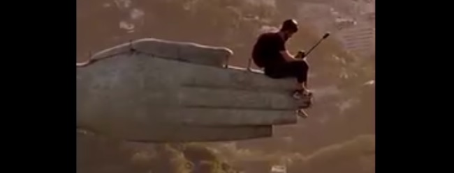 VIDEO: Hombre salta desde la mano del Cristo Redentor y provoca alarma en Río de Janeiro