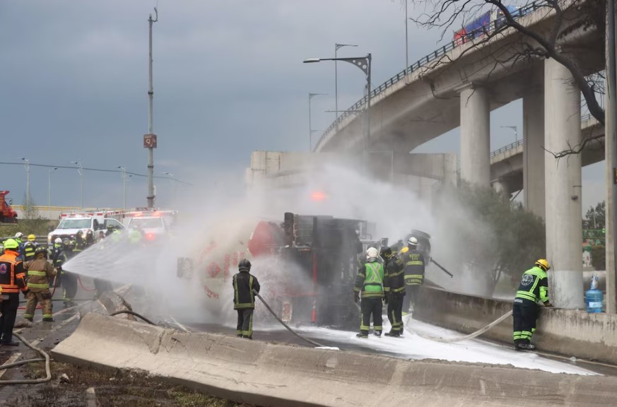 Pipa que explotó en Iztapalapa golpeó muros de contención dos veces, revela Fiscalía de CDMX