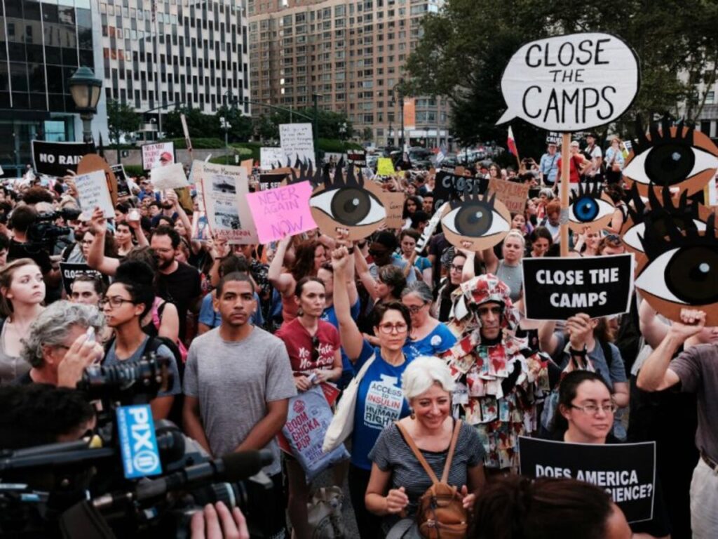 Migrantes demandan al gobierno Trump para detener redadas en la capital de EE.UU.