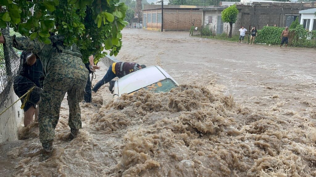 Tormenta causa inundaciones en Culiacán: menor pierde la vida.