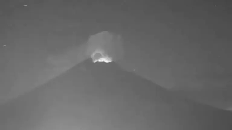 Captan en VIDEO a más de 10 supuestos ovnis volando cerca del volcán Popocatépetl