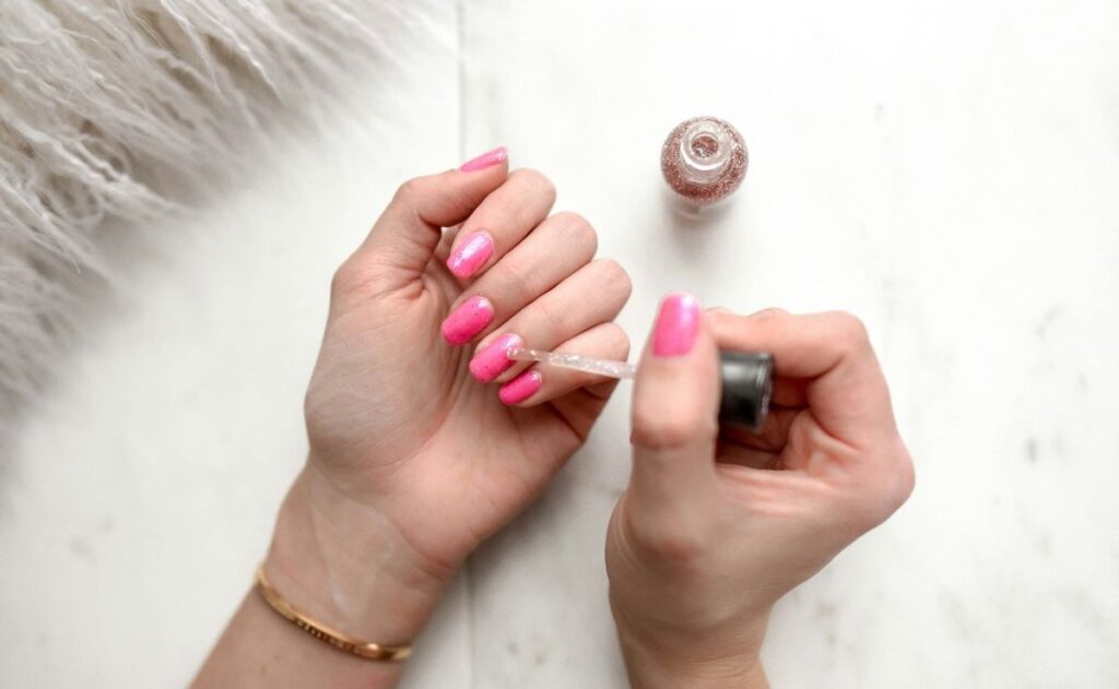Sustancia utilizada en esmaltes de uñas es cancerígena y puede causar abortos