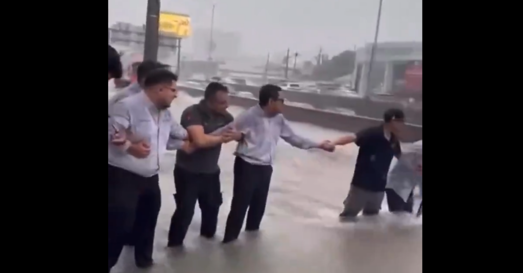 VIDEO: Hombres forman cadena humana y salvan a abuelita atrapada por las lluvias