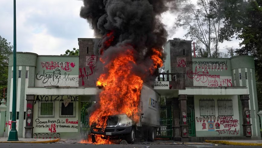 Manifestantes de Ayotzinapa Derriban Reja del Campo Militar
