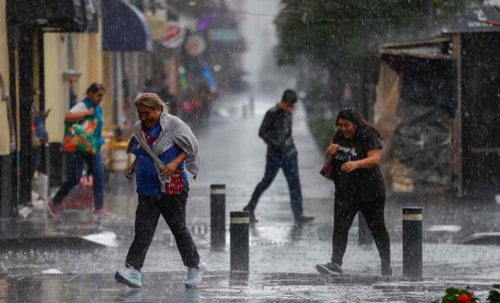 Prevén lluvias y granizo por frente frío en más de 10 estados este fin de semana