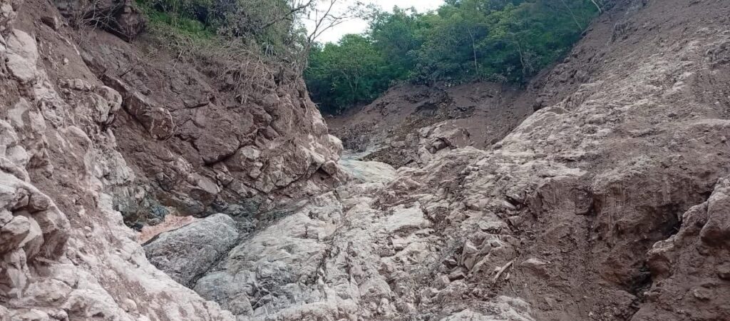 San Diego de Tenzaes, SantiagoPapasquiaro, queda incomunicado por derrumbes tras intensas lluvias en la sierra