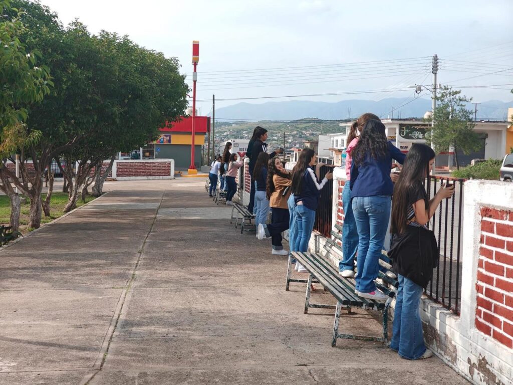 Jóvenes transforman kiosco en Santiago durante la Jornada Nacional de Tequios y Murales