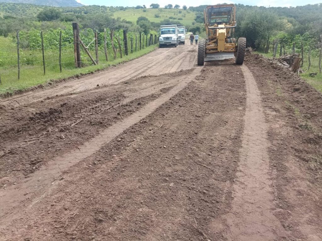 Inicia rehabilitación de caminos rurales en Santiago en respuesta a peticiones