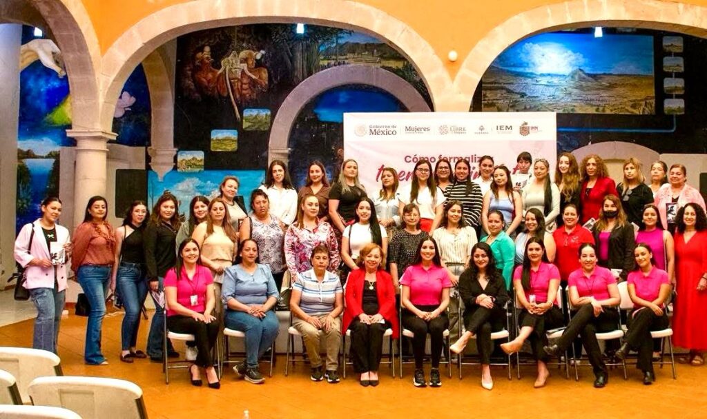 Capacitan a mujeres santiagueras para formalizar sus negocios