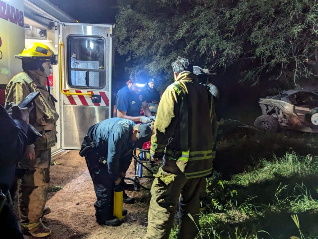 Vuelca vehículo en camino a Hervideros, Santiago; dos hombres resultan lesionados