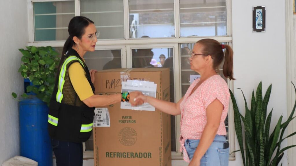 Laura Imelda entrega apoyo a familias afectadas por lluvias en La Duraznera