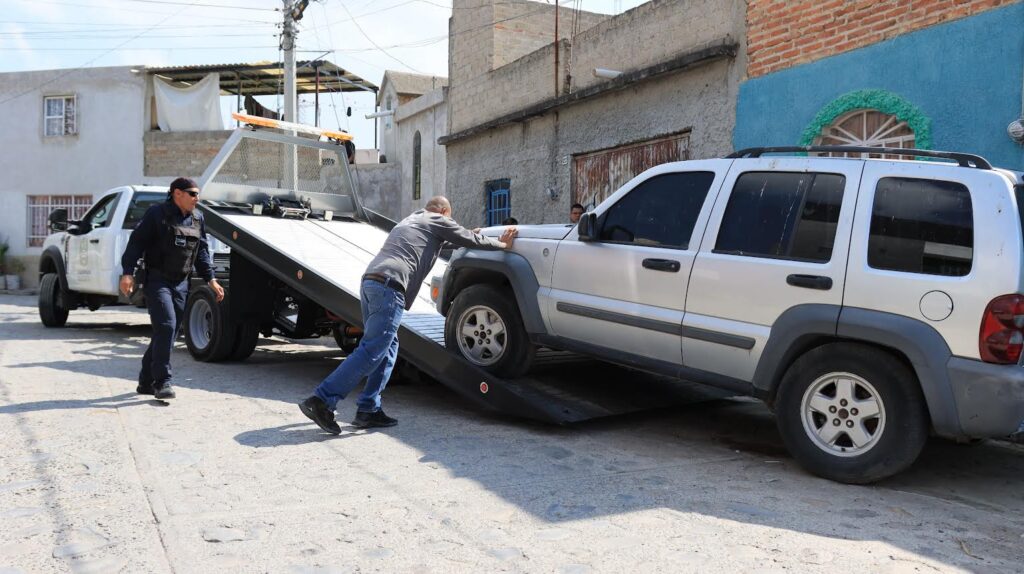 Tlaquepaque refuerza seguridad y limpia sus calles con programa contra autos abandonados