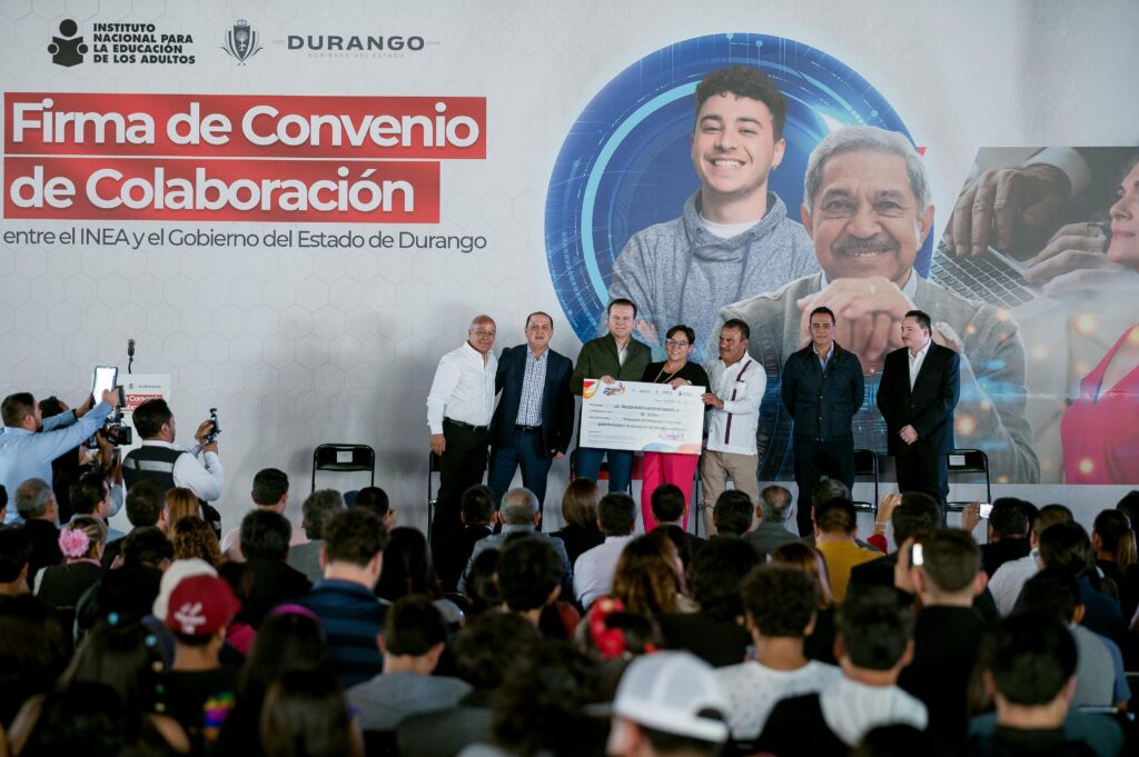Esteban Villegas firma acuerdo con el INEA para convertir a Durango en el primer estado libre de analfabetismo