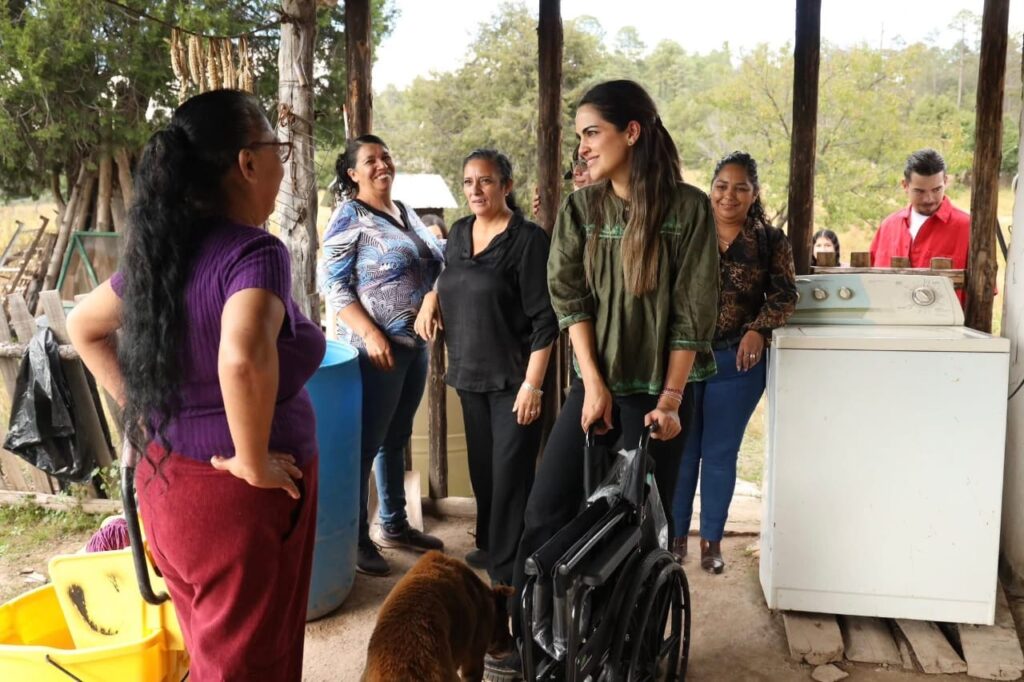 La senadora Andrea Chávez entrega apoyos en la Seccional de Huajumar