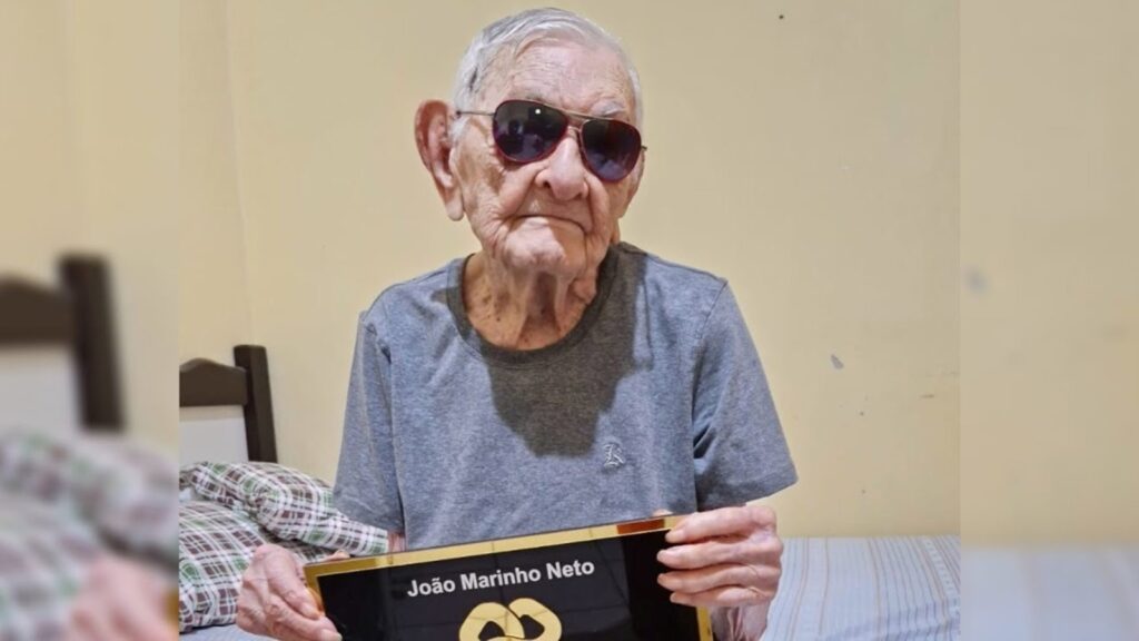 Hombre de 113 años revela los secretos de su longevidad y vida saludable