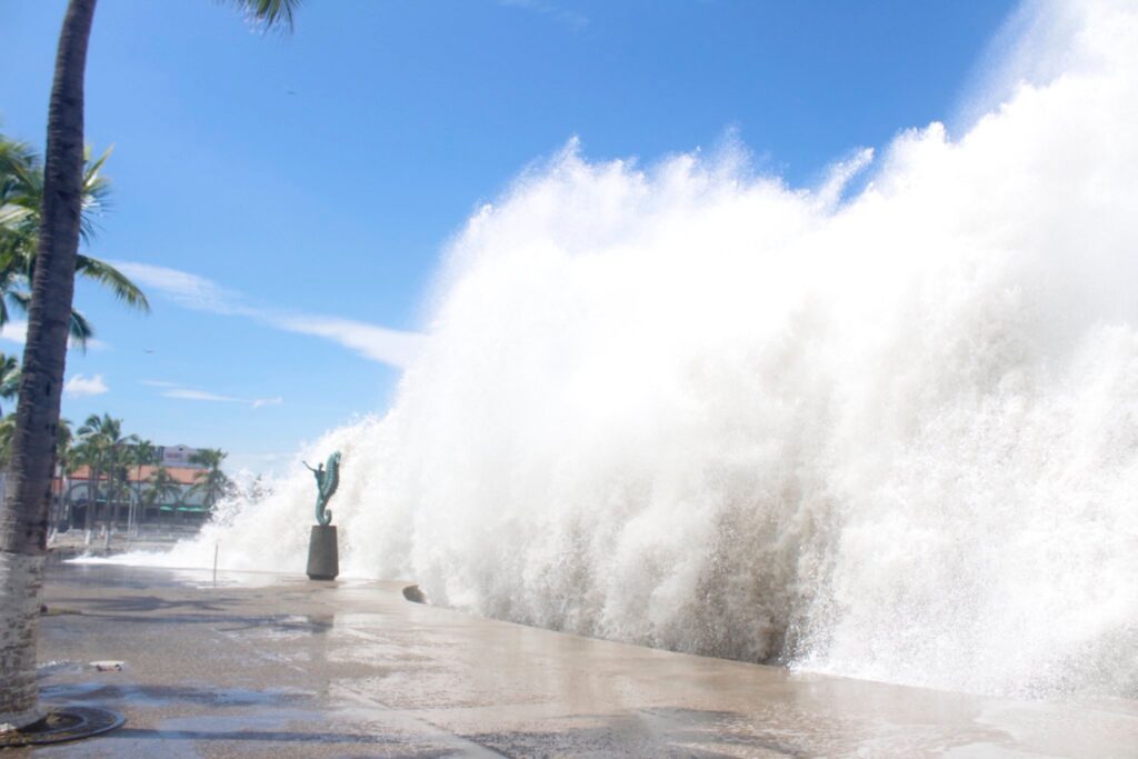 Puerto Vallarta mantiene vigilancia reforzada tras fuerte oleaje: Protección Civil recorre la franja turística