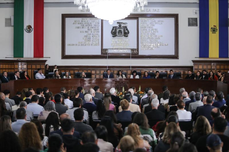 Inscriben en letras doradas la Refundación de la Universidad de Guadalajara en el Muro de Honor del Ayuntamiento tapatío