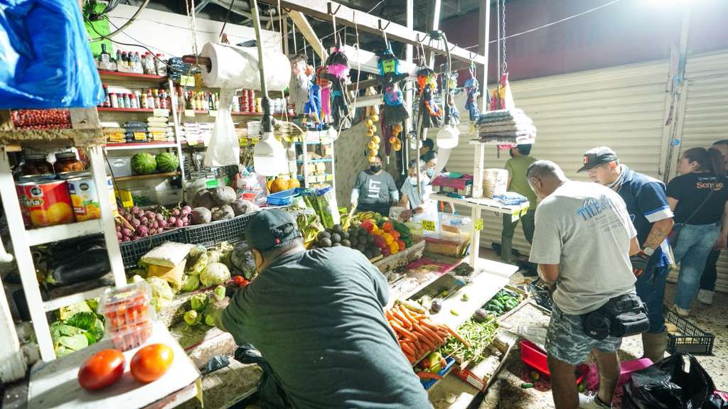 Respalda el gobernador Miguel Ángel Navarro Quintero a locatarios del Mercado Juan Escutia tras el incendio