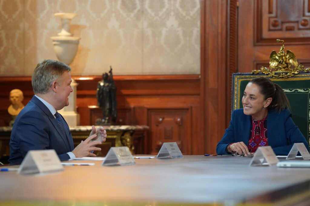 Sheinbaum recibe al presidente y director ejecutivo de Scotiabank en Palacio Nacional