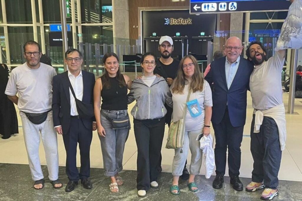 Regresan a México los activistas detenidos por Israel tras misión humanitaria a Gaza