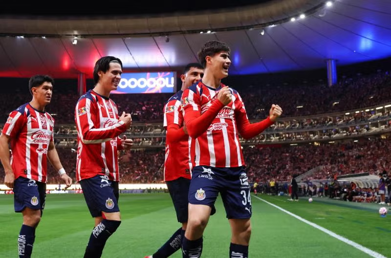 Chivas destroza al Atlas 4-1 con triplete de la ‘Hormiga’ González en el Clásico