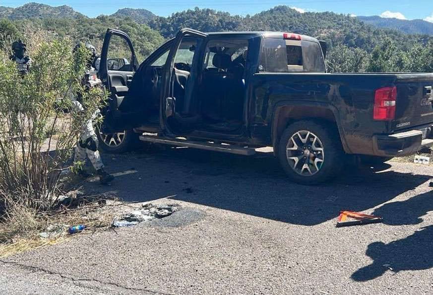 Hallan cuatro personas asesinadas dentro de una troca en carretera Parral–Guadalupe y Calvo