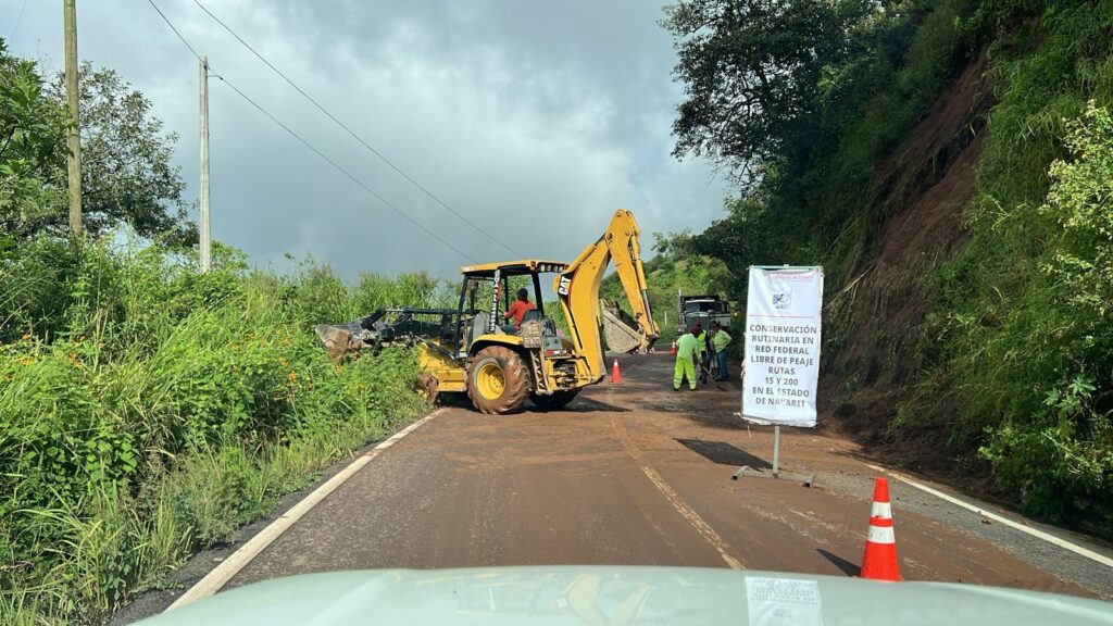 Las lluvias provocaron derrumbes en las carreteras federales en Nayarit.