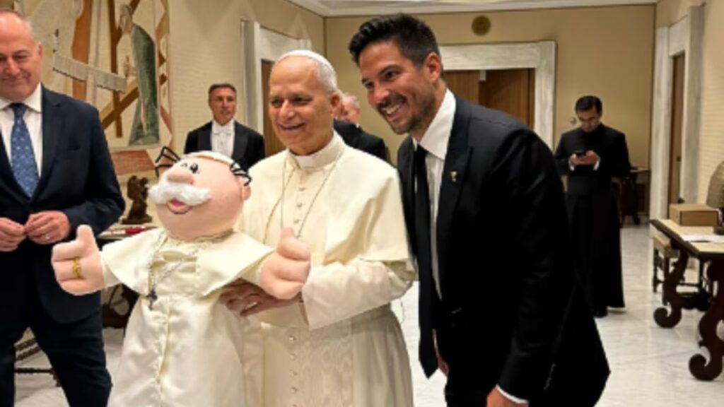 Papa León XIV recibe enorme peluche del Doctor Simi en el Vaticano