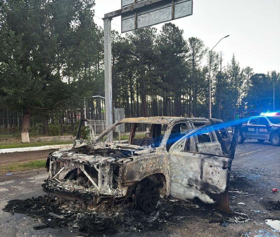 Enfrentamientos armados en Guachochi dejan vehículos incendiados