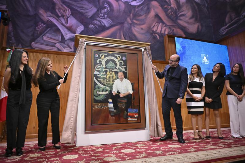 Develan retrato del ex rector Ricardo Villanueva en el Paraninfo Enrique Díaz de León