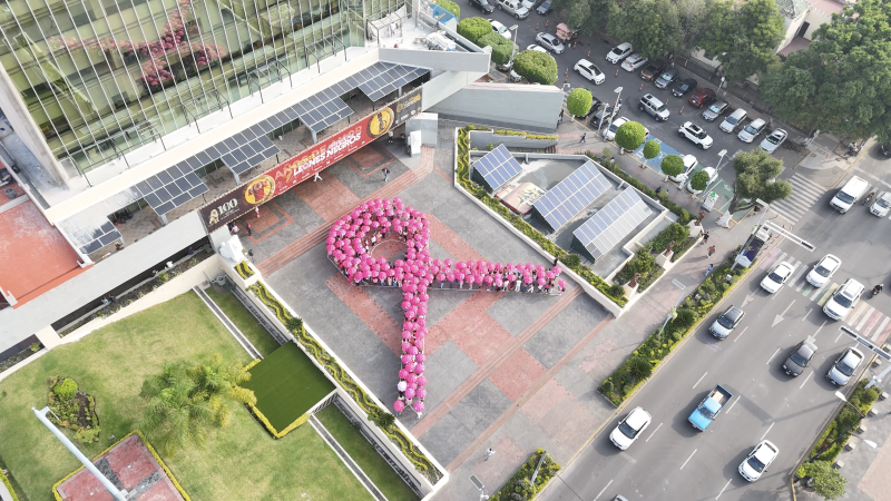 La comunidad universitaria se une en un lazo rosa contra el cáncer de mama