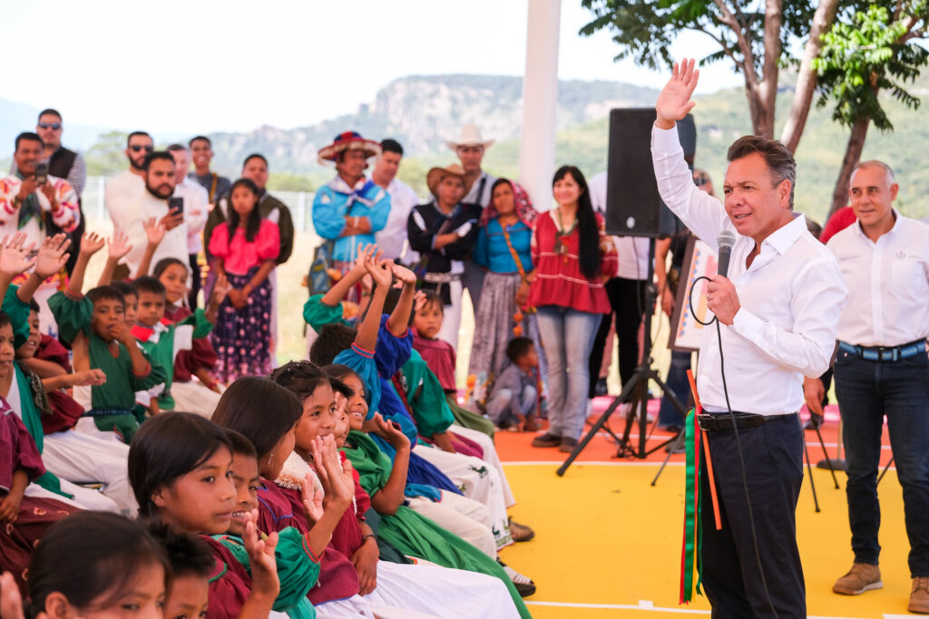 Lleva Pablo Lemus educación de vanguardia a la sierra wixárika