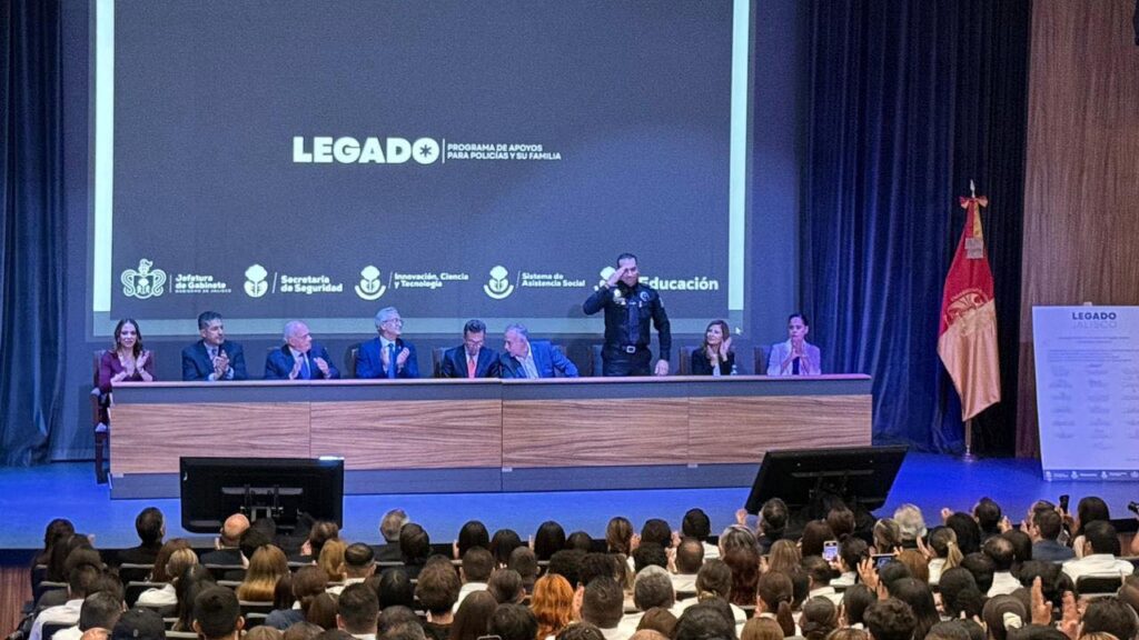 Hijas e hijos de policías estatales reciben beca universitaria a través del programa “Legado”