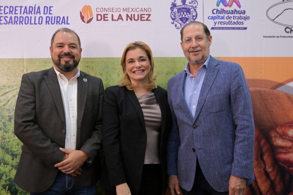 Maru Campos recibe reconocimiento a la excelencia y al mérito nogalero en nombre de Víctor Cruz Russek