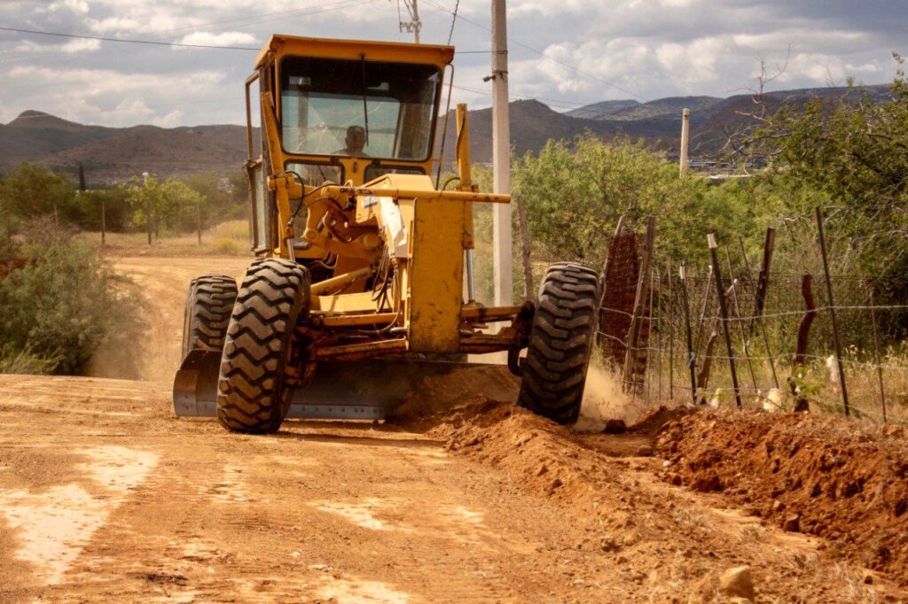 Continúa el Gobierno de Parral con el mejoramiento de caminos en el Ejido Maclovio Herrera