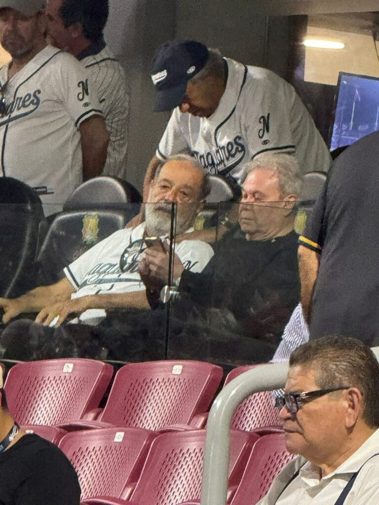 Se quiso lucir y terminó lucida: Geraldine tomándose una foto con Carlos Slim en el beisbol