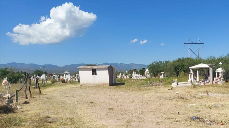 Realizan limpieza de panteones de cara a Día de Muertos 