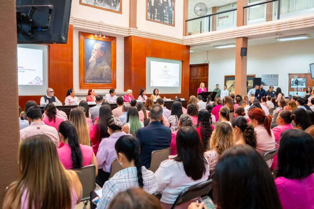 Asiste Beatriz Estrada a conferencia sobre cáncer de mama en el Congreso