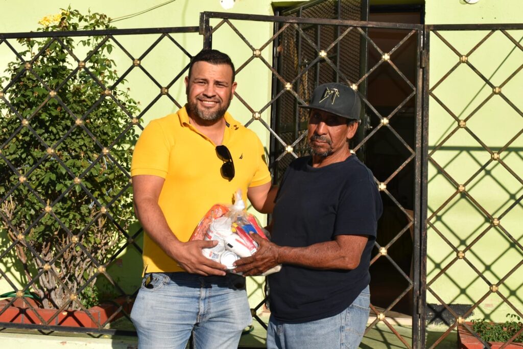 Encabeza Miguel Medrano y amigos entrega de apoyos alimentarios a familias vulnerables en Parral y la región