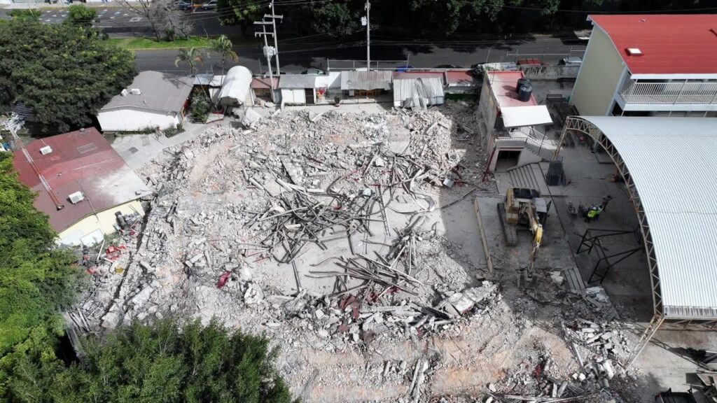 Inician trabajos de demolición en la Secundaria “Esteban Baca Calderón”,