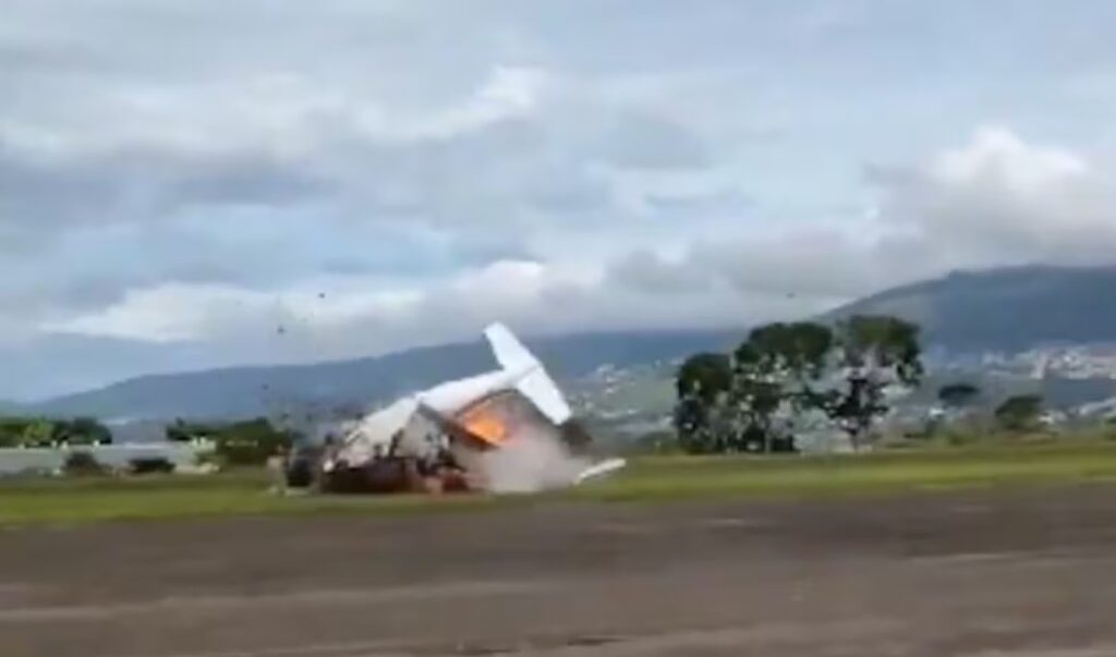Avioneta se estrelló e incendió en pleno despegue; Confirman dos muertos