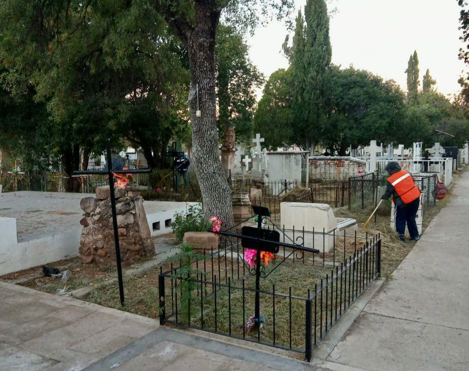 Gobierno de Parral intensifica limpieza y mantenimiento en panteones municipales