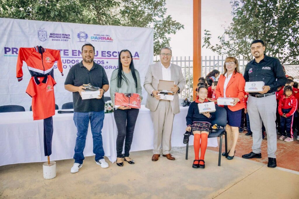 Entrega alcalde Salvador Calderón uniformes escolares en la primaria Carmen Tarín Ibarra